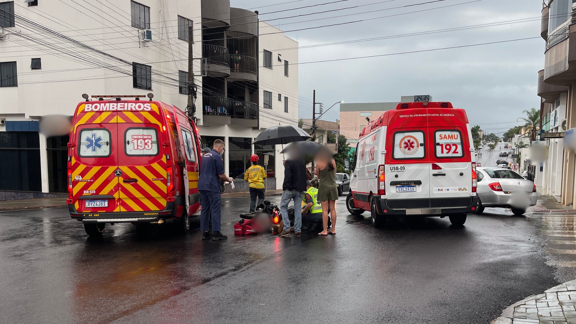 Colisão entre carro e motocicleta deixa jovem ferido na Rua Leoberto Leal
