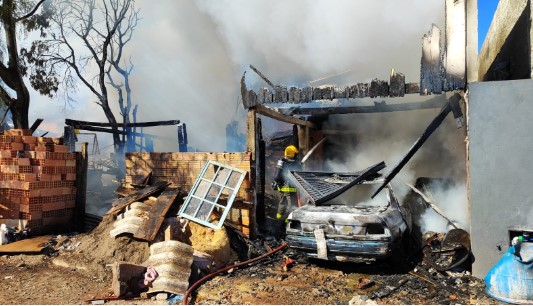Bombeiros utilizam 19 mil litros de água para combater incêndio em residência