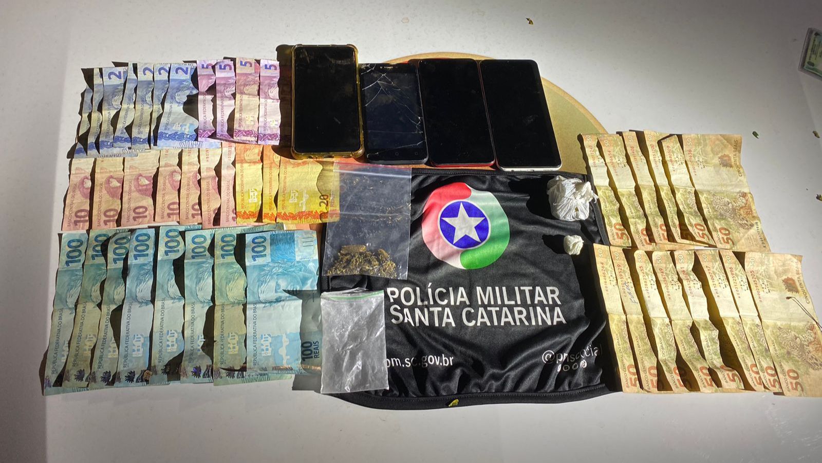 PM prende três pessoas por tráfico de drogas em Guaraciaba