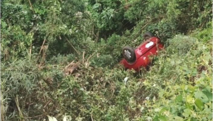 Condutora sai da pista e cai em ribanceira após desviar de caminhão na BR-282