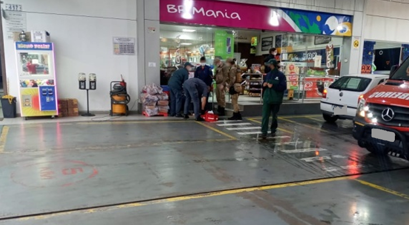 Bombeiros atendem homem ferido com golpes da faca no centro de Maravilha