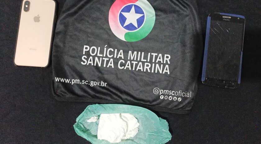 Homens são presos após serem flagrados com cocaína escondida dentro do tênis