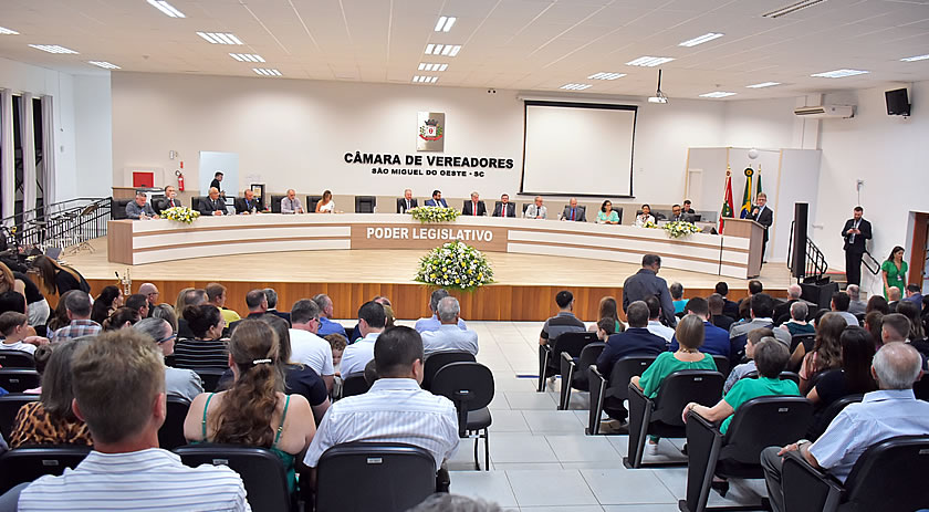 Câmara de Vereadores agracia cidadãos com Medalha Padre Aurélio Canzi