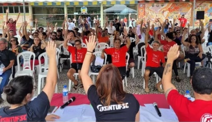 Professores anunciam greve nas universidades federais em abril