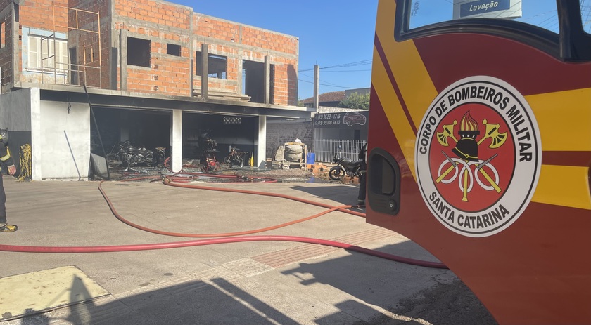 Incêndio destrói oficina de motos às margens da Willy Barth