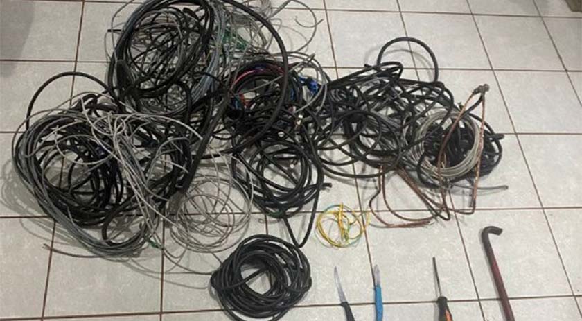 Dois homens foram presos após furtarem fios de uma empresa