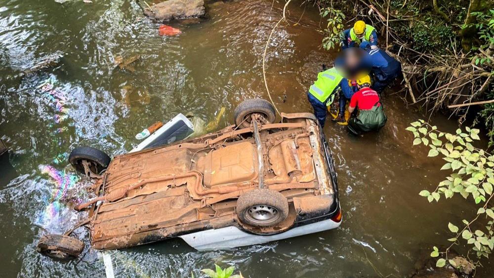 Homem é resgatado com vida após veículo cair em rio e ficar parcialmente submerso