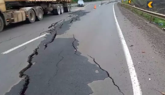 ‘Risco de colapso’ causa interdição total de trecho da BR-153 em SC