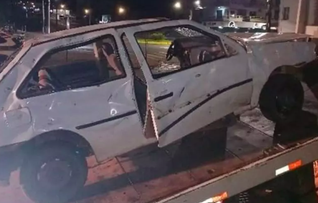 Homem destrói o próprio carro a marretadas após veículo ser recolhido pela PM