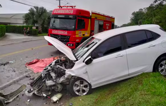 Casal bate carro após fugir de motel sem pagar conta de R$ 1,2 mil
