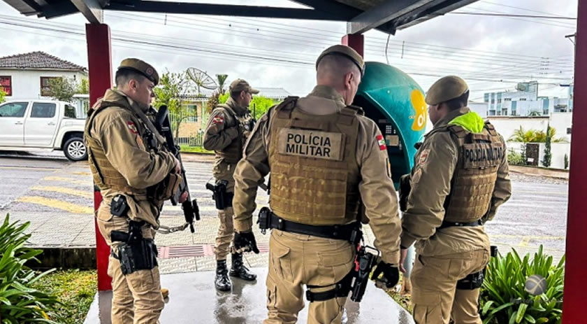 Jovem sob efeito de drogas invade escola e é detido