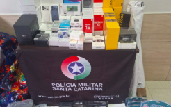 Carro é flagrado com R$ 85 mil em smartphones e outros produtos