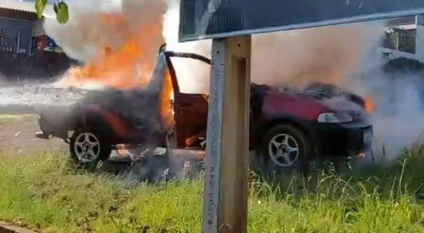 Incêndio destrói veículo no centro