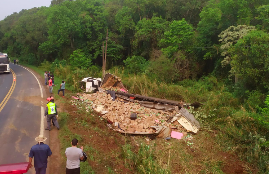 Carreta sai da pista e carga é saqueada