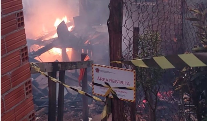 Idosa é encontrada morta dentro de residência em chamas no Meio-Oeste
