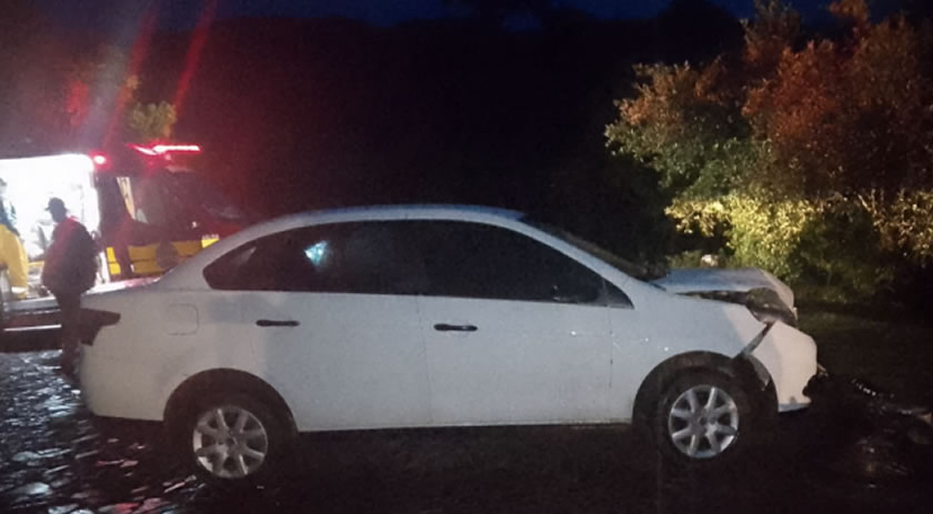 Colisão frontal entre carro e moto deixa motociclista gravemente ferido