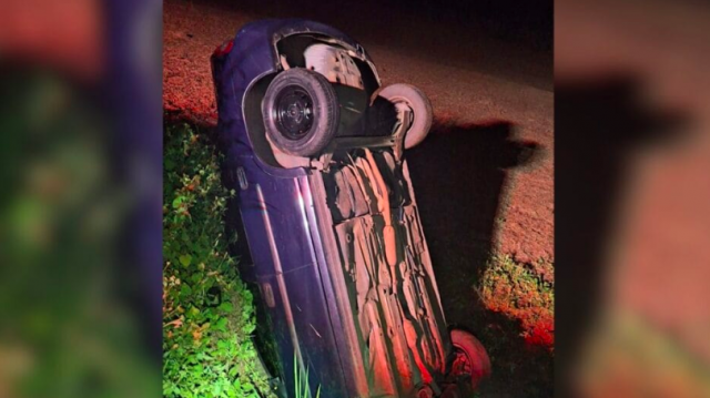 Motorista de 27 anos morre após carro tombar e bater em barranco na SC-157