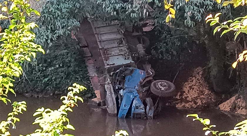 Caminhão sai da pista e cai em rio no interior de Guaraciaba