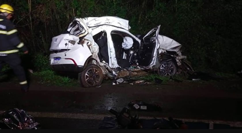 Motorista e passageiras morrem em acidente entre carro e carreta na BR-282