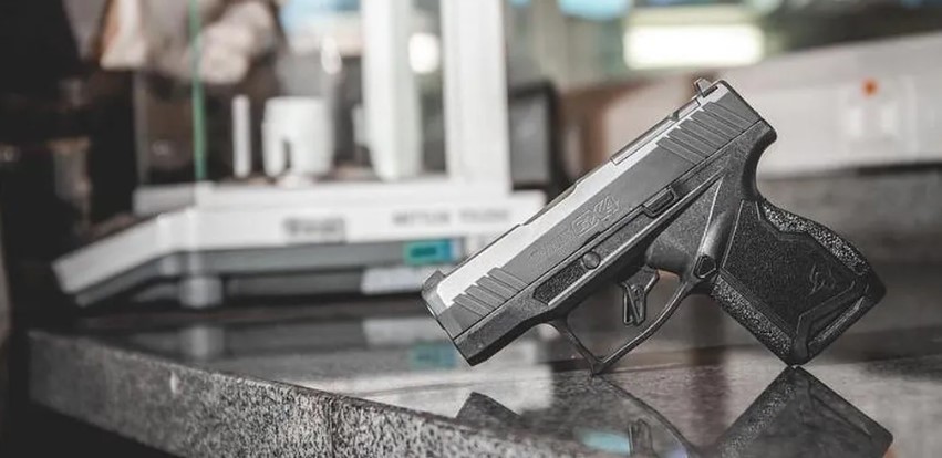 Tarifaço leva fabricante de armas no Brasil a adotar férias coletivas
