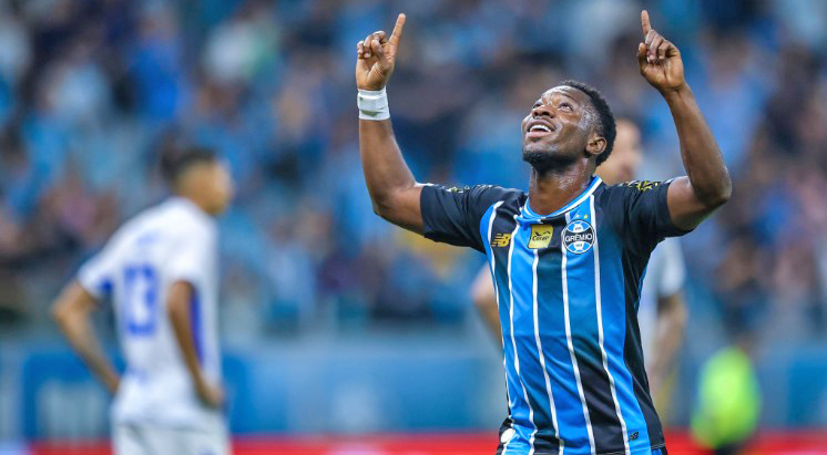 Grêmio vence o Confiança na Arena e abre vantagem na Copa do Brasil