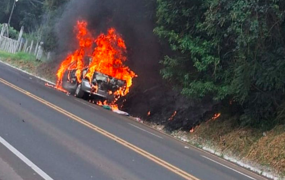 Carro é destruído pelo fogo e motorista ‘some’