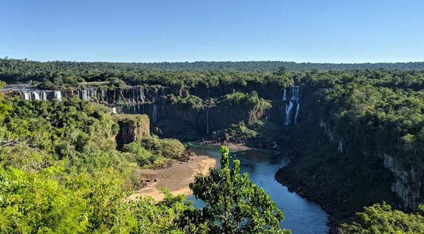 Cataratas do Iguaçu ficam irreconhecíveis com falta de chuvas e ação humana