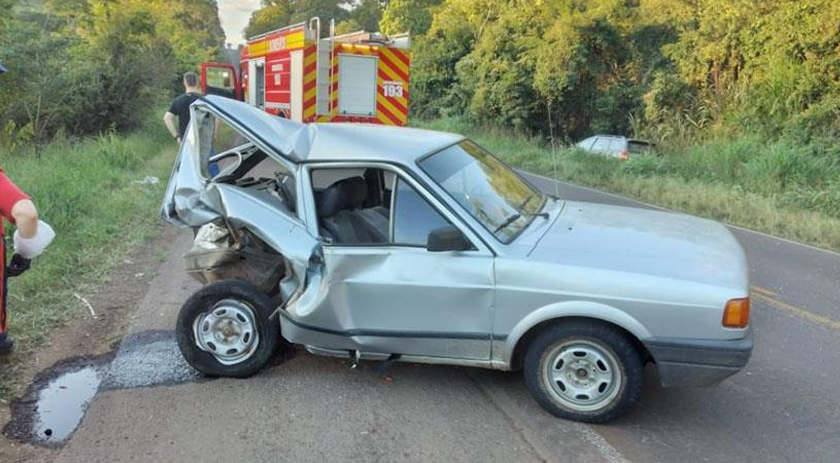 Batida entre carros deixa uma pessoa ferida na BR 163