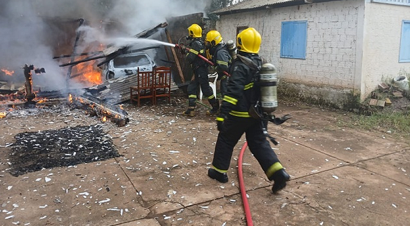 Incêndio destrói casa e carro no interior; morador consegue escapar ileso