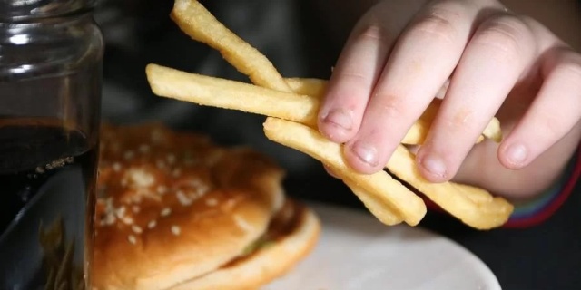 Crianças brasileiras de 3 a 10 anos estão mais altas e obesas, mostra estudo