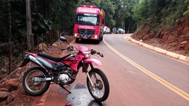 Motociclista fica ferido após queda em estrada no interior