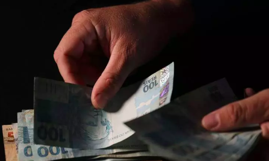 Mãe recebe vídeos do filho sendo agredido e deposita R$ 18,5 mil na conta dele em SC