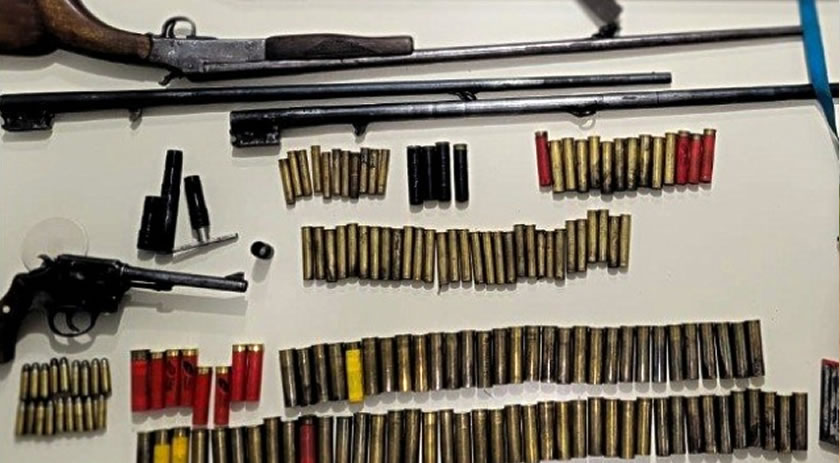 Armas e munições são apreendidas e homem de 59 anos é preso