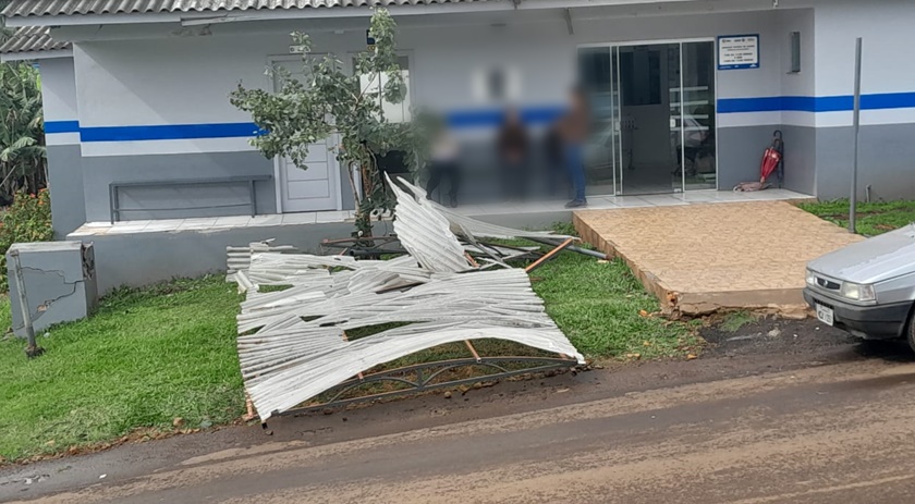 Camionete apresenta falha nos freios e se choca contra estrutura de posto de saúde