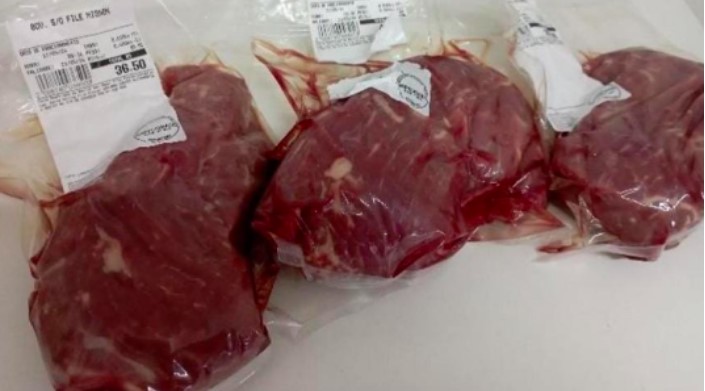 Homem é flagrado furtando pedaços de filé mignon em supermercado