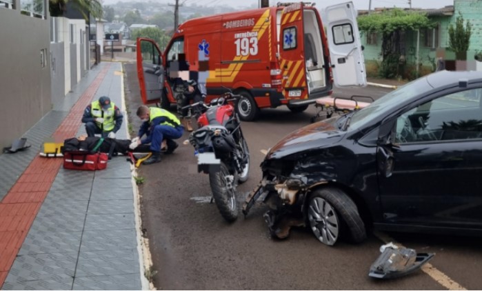 Jovem de 18 anos fica ferido em colisão entre moto e carro