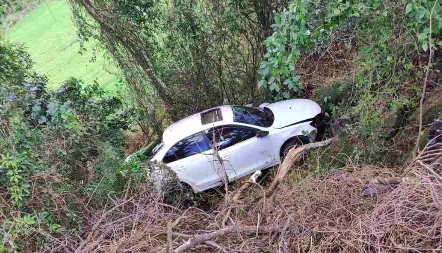 Capotamento na BR-282 deixa cinco vítimas feridas, incluindo duas crianças