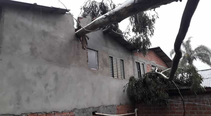Mais de 25 residências ficam danificadas após vendaval