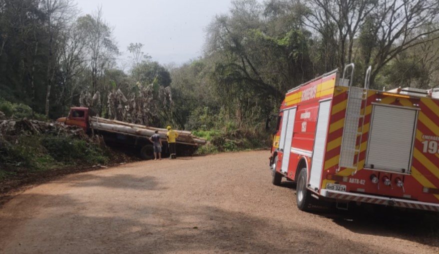 Motorista fica ferido após caminhão sair da pista e colidir