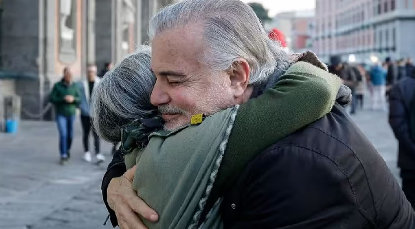 Hoje é Dia do Abraço. Veja benefícios para corpo e alma
