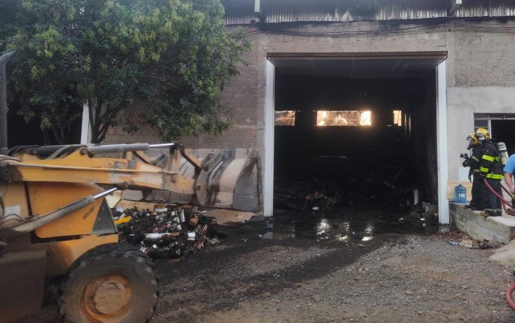 Barracão é consumido por incêndio
