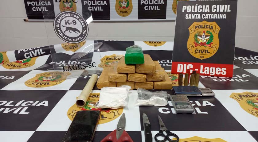 Mulher é presa por tráfico de drogas após acobertar filho acusado de homicídio