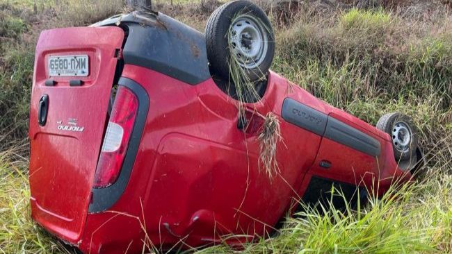 Jovem fica ferido em saída de pista seguida de capotamento e choque em poste na SC-163