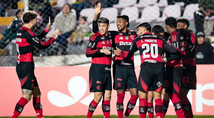 Flamengo vence na altitude e estreia com autoridade