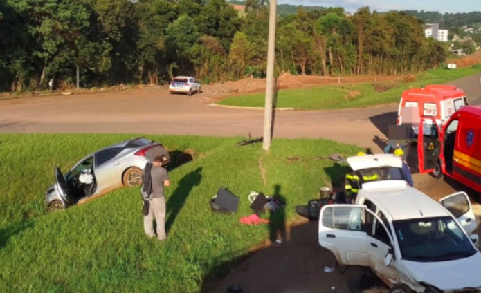 Colisão entre dois veículos deixa três feridos na BR-282