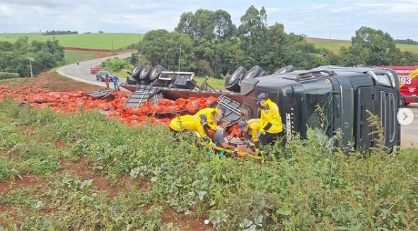 Carreta carregada de cebola tomba na BR-163