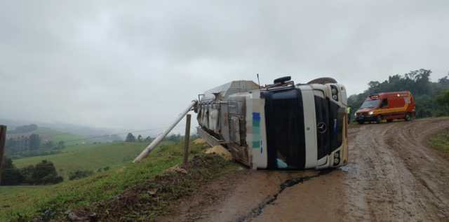 Motorista escapa com ferimentos leves após capotamento de caminhão no interior de Itapiranga