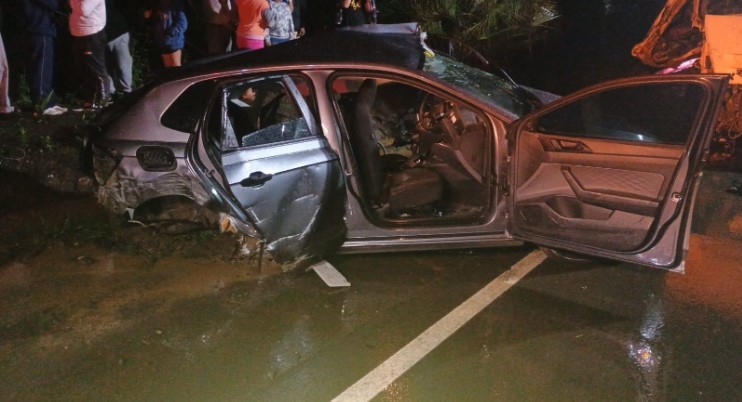 Motorista e passageiros ficam presos nas ferragens após acidente entre carro e caminhão