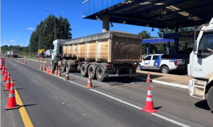 Mais de 300 caminhões são flagrados com excesso de peso em rodovias federais de SC