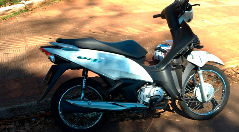Colisão entre carro e moto deixa condutora ferida